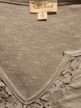 hem & thread Women's Lace-Trim V-Neck Tee - Gray